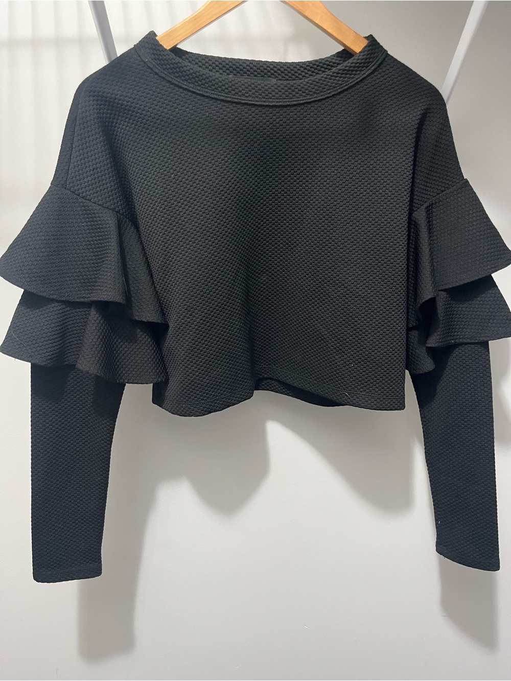 Women’s Black Ruffle-Sleeve Textured Cropped Top